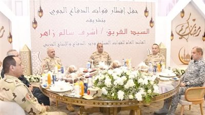 وزير الدفاع والإنتاج الحربي يلتقي مقاتلي قوات الدفاع الجوي ويشاركهم الإفطار