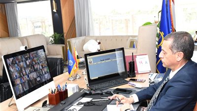 عبر الفيديو كونفراس محافظ أسوان يشارك في اجتماع مجلس المحافظين 