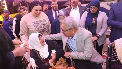 محافظ بني سويف يشارك الأيتام والمسنين الإفطار ويزرع البهجة في قلوبهم