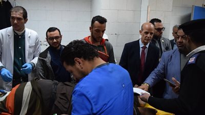 قيادات جامعة بنى سويف يطمئنان على مصابي حادث الطريق الشرقي القديم