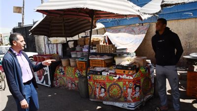 محافظ أسوان يواصل جولاته الميدانية المفاجئة داخل المناطق والأحياء السكنية