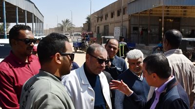 محافظ أسوان يوجه بتعديل مسار الحركة وإنشاء ميدان أمام مزلقان السيل القديم 