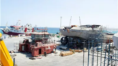 رئيس قناة السويس يتفقد مستجدات بناء وتصنيع سفن الصيد والقاطرات البحرية