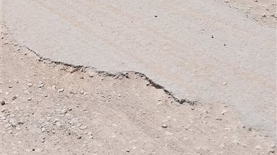 أزمة مواصلات بخط «القرية ـ شارع» في حي الجناين بالسويس وشكاوى من حالة الطريق 
