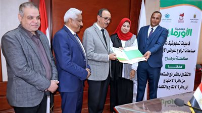 بالتعاون مع جمعية الأورمان.. محافظ سوهاج يسلم 15 شيكا للعرائس الأولى بالرعاية