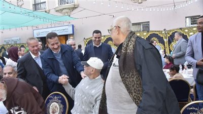 محافظ بورسعيد يشارك الأطفال الأيتام والمسنين الإفطار الرمضاني