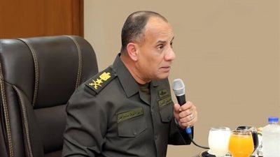 وزير الدفاع يلتقى عدداً من قادة الوحدات بالجيشين الثاني والثالث الميدانيين