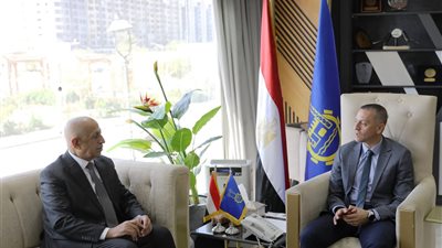 محافظ أسوان ورئيس الأكاديمية العربية يبحثان تطوير التعليم وخدمة المجتمع