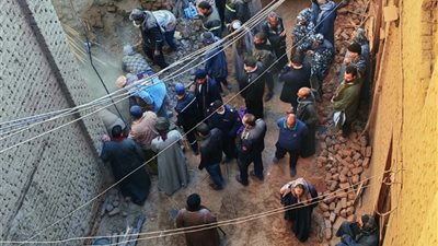 وفاة سيدة تحت أنقاض منزل منهار من ثلاثة طوابق في بني شقير بأسيوط