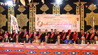 رئيس جامعة أسيوط يشارك طلاب «من أجل مصر» الإفطار الجماعي بنادي الجامعة
