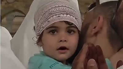  طفلة تمسح دموع والدها أثناء الدعاء بالحرم المكي..  مشهد إنسانى أبكى العالم
