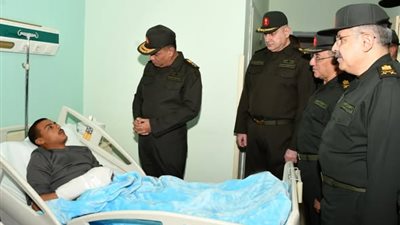 وزير الدفاع يزور عددًا من المصابين بمجمع الجلاء الطبى للقوات المسلحة