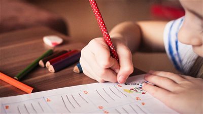 ظاهرة إرسال الواجبات المدرسية على واتساب.. تعليم رقمي أم أزمة تربوية جديدة؟