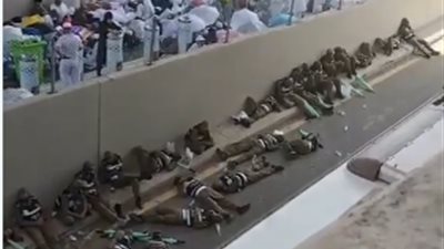 مقطع لرجال الأمن في المسجد الحرام يثير تفاعلا.. لحظة هدوء وإنسانية قبل الإفطار