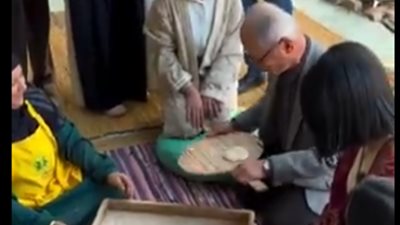 سفير اليابان في مصر يخبز العيش الفلاحي ويشارك في إفطار رمضان