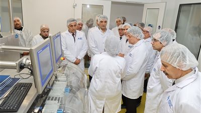 وزير الصناعة يتفقد 5 مصانع أدوية بالعبور ويوجه بتسهيل إجراءات التصدير