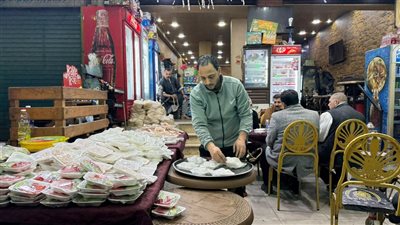بيتر ومينا يقدمان سحور مجاني للمسافرين على الطريق الزراعي بالقليوبية