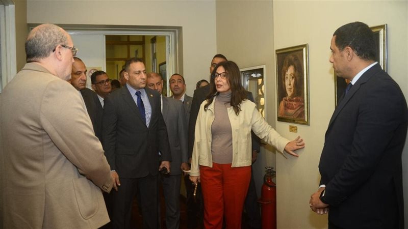 وزيرة الثقافة 