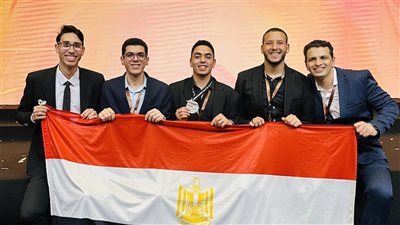 فريق طلابي مصري يحصد الميدالية الفضية في معرض الكويت الدولي للاختراعات 