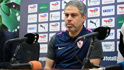 جلسة فنية بين معتمد جمال ولاعبي الزمالك على هامش الإستعدادات لمباراة أوتوهو
