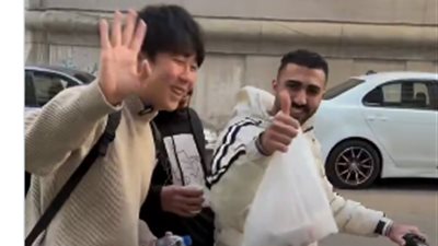 شاب صيني يشارك المصريين توزيع الوجبات في رمضان: تجربة ملهمة 