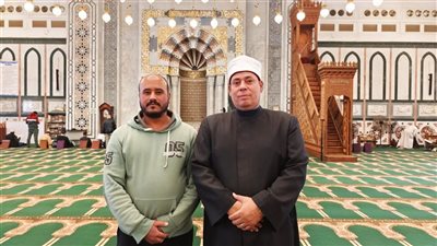 مدير أوقاف الجيزة يكرّم عامل مسجد الشيخ الحصري لانضباطه في العمل ويمنحه مكافأة