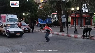 شباب قناوي يوزع البلح والتمر الهندي علي المارة بطريق قنا السريع 