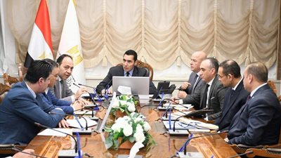 وزير الرياضة يعقد اجتماعا مع المديريات لمتابعة تطوير مراكز الشباب