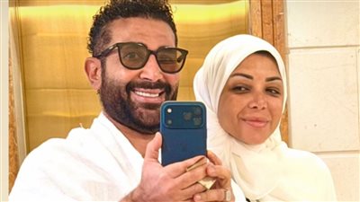 بصحبة زوجته علياء بسيوني.. أحمد سعد يؤدي مناسك العمرة