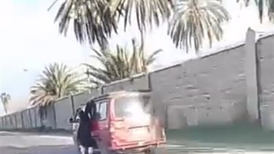 الداخلية توضح تفاصيل  فيديو سقوط شخص من ميكروباص يقوده فرد شرطة
