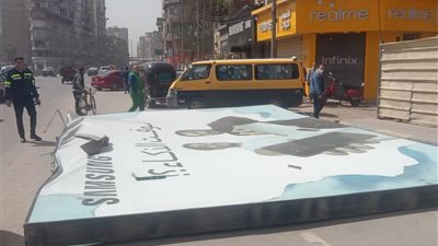 مصرع شاب إثر سقوط لوحة إعلانات عليه بسبب الرياح في شارع البحر بالمحلة الكبرى