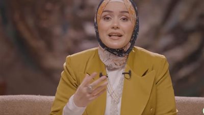 «بسبب الطمع».. يمنى عاطف: قارون الأرض انشقت وبلعته هو وكل ثروته