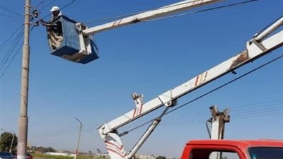 صيانة أعمدة الإنارة ورفع كفاءة الكشافات بعدد من قرى مركز طنطا