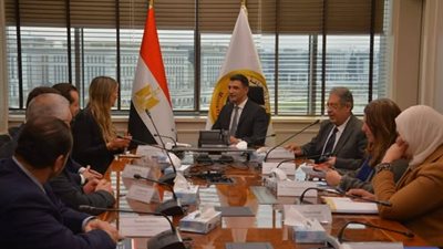 وزير الصناعة يبحت تعزيز توطين صناعة السيارات والمكون المحلي مع 