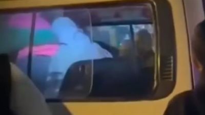 الركاب هربوا من الشباك.. الأمن يفحص فيديو لخناقة سيدات داخل ميكروباص باالقاهرة
