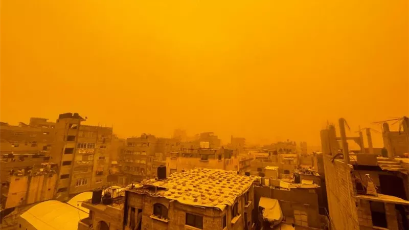 عاصفة رملية تضرب