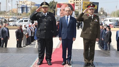 محافظ بني سويف يضع إكليل الزهور على النُصب التذكاري للشهداء