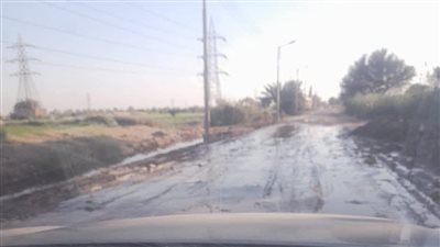 أهالي نقادة يستغيثون من رش المياه في الشوارع وإهدار الثروة المائية |صور