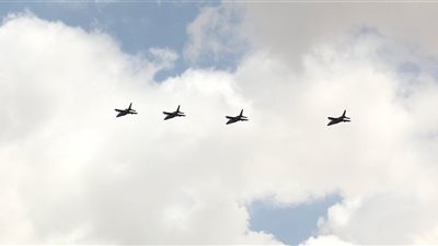 الطائرات الحربية تزين سماء بنى سويف بمناسبة عيدها القومي