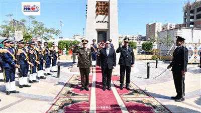 محافظ الفيوم يضع إكليلاً من الزهور على النصب التذكاري للشهداء بميدان قارون