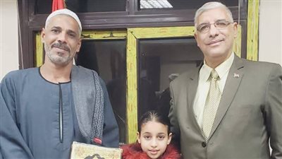 وكيل وزارة التربية والتعليم بقنا يكرم طالبة بالمرحلة الابتدائية لأمانتها