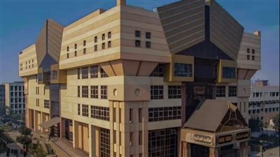 رئيس جامعة القاهرة يستعرض تقريرًا حول إنجازات المكتبة المركزية الجديدة 