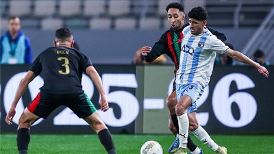 أسطورة كوت ديفوار إيمانويل إيبويه مراقبا لمباراة بيراميدز والجيش الملكي