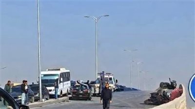 انقلاب سيارتين ملاكي أعلى كوبري بمنطقة القاهرة الجديدة