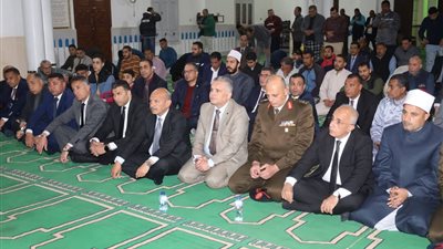 في ليلة القدر.. محافظ السويس يشارك الأهالي الاحتفال بمسجد بورتوفيق