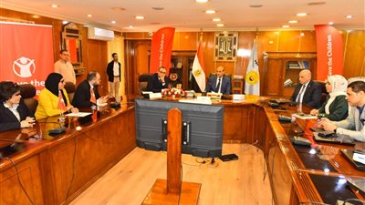محافظ أسيوط يترأس اجتماع اللجنة الاستشارية للتعاون مع منظمة إنقاذ الطفل