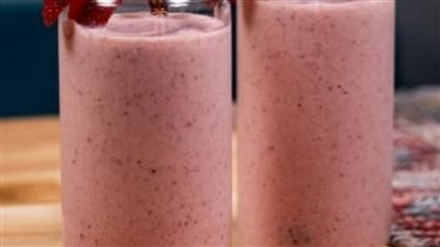 طريقة عمل كوكتيل الفراولة بالمكسرات… مشروب رمضان المنعش والمغذي