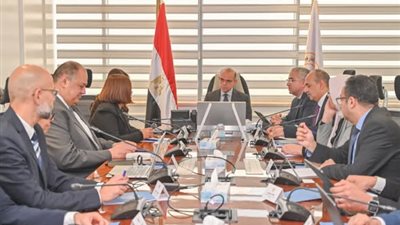 وزير الاستثمار يبحث مع «جنرال موتورز» خطط التوسع وتوطين صناعة السيارات