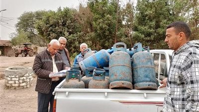 ضبط 28 شيكارة دقيق و22 أسطوانة بوتاجاز قبل تهريبها للسوق السوداء ببني سويف