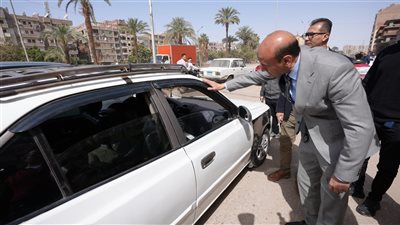 محافظ أسيوط يقود حملة مفاجئة لضبط تعريفة التاكسي والسرفيس
